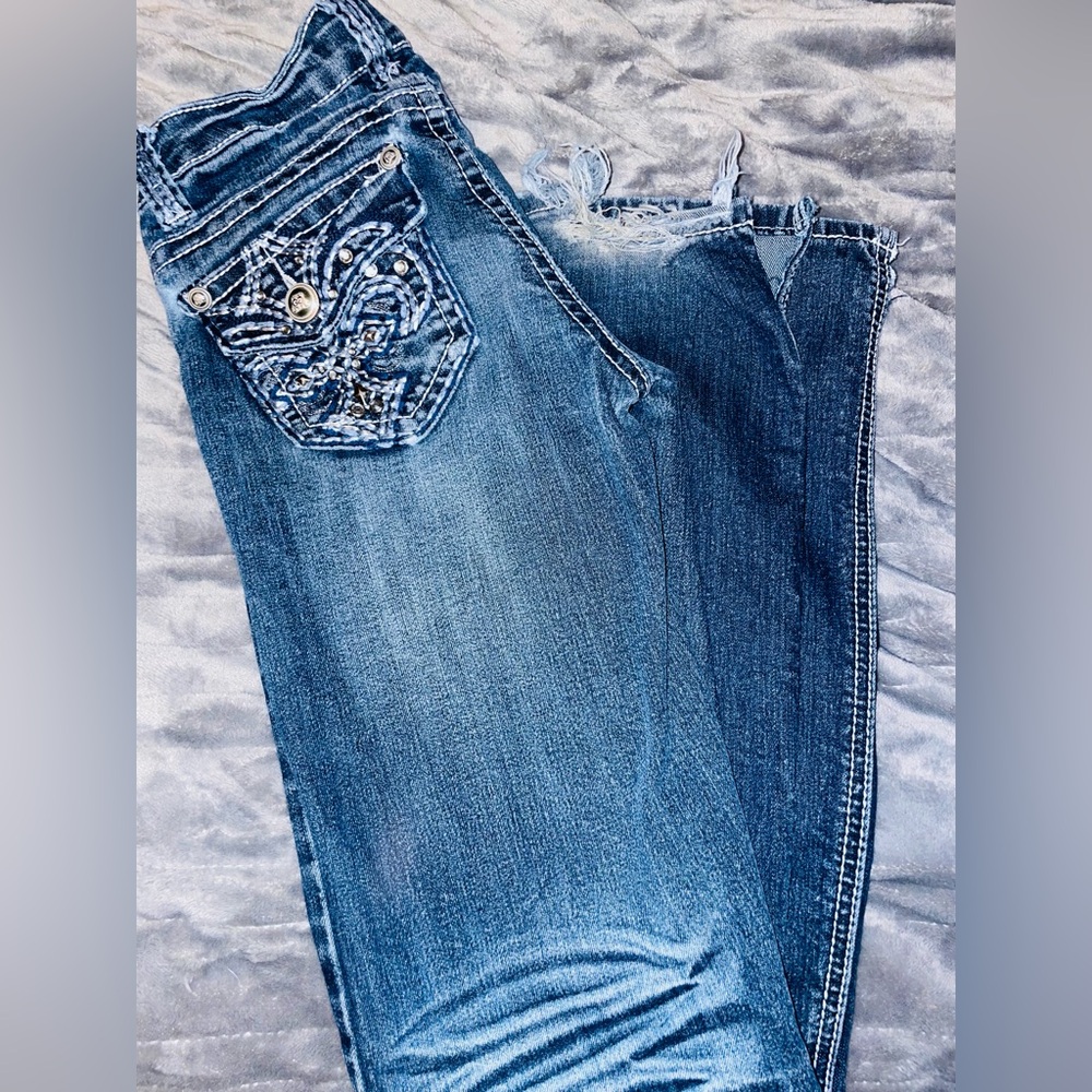 Women’s Jeans, Bottom Has Flared Ends, Zipper Is Also Detached As Shown In Pics